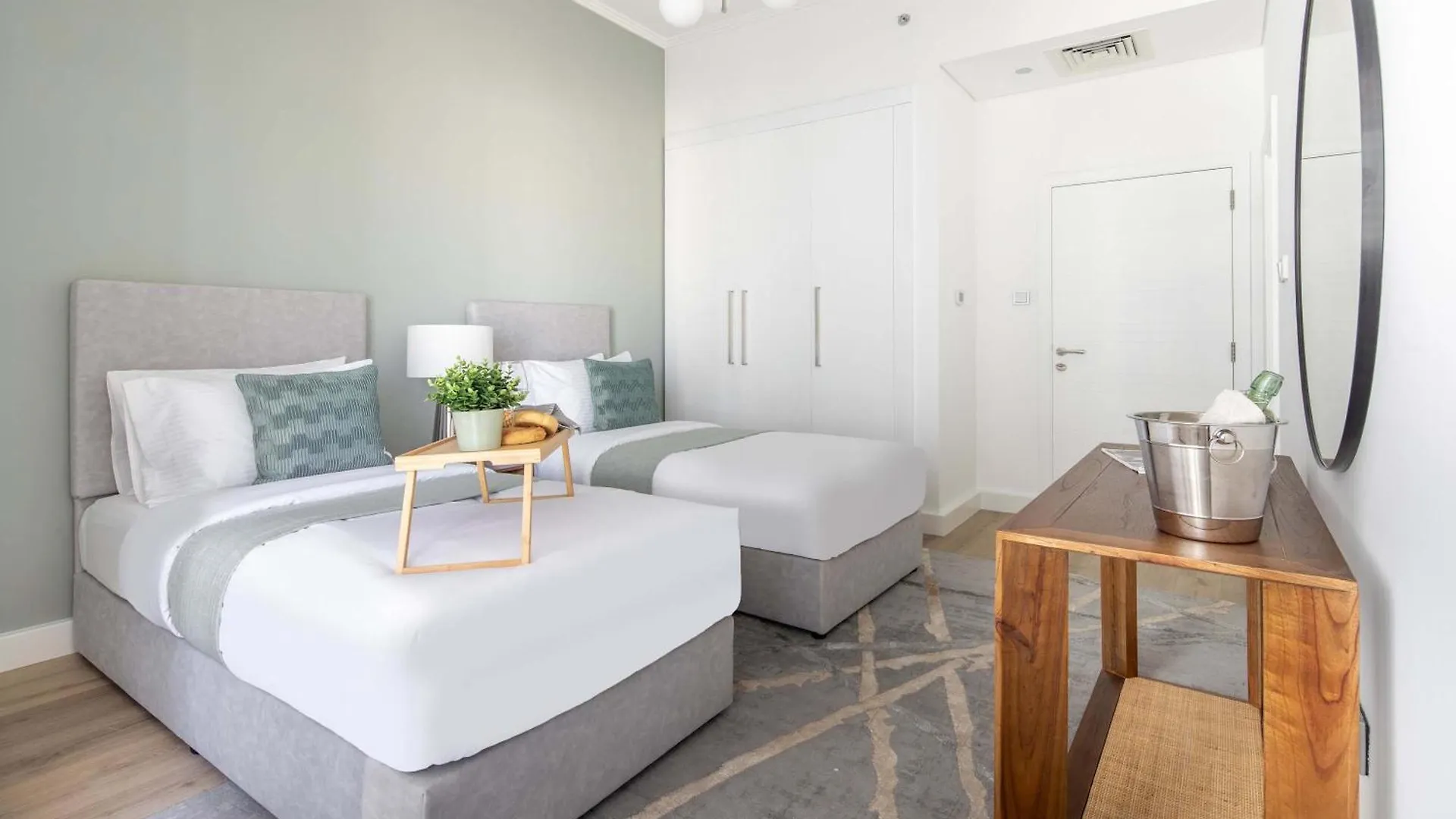Apartment Frank Porter - Cayan Tower Dubai United Arab Emirates