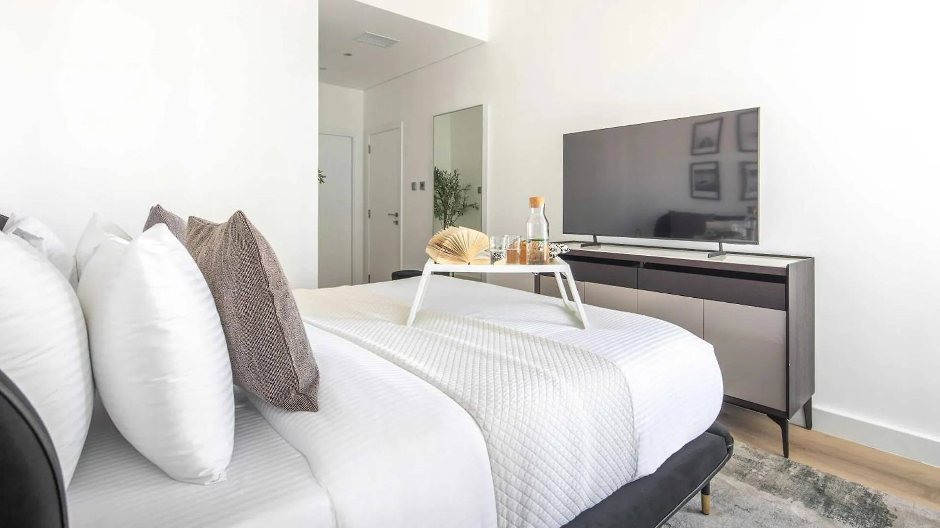 Frank Porter - Cayan Tower Dubai Apartment